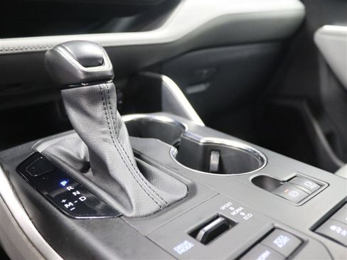 Used 2021 Toyota Highlander XLE AWD/4WD image 39