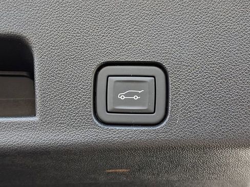 Used 2025 Chevrolet Traverse RS image 41