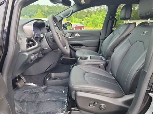 Used 2026 Chrysler Pacifica Select w/ S Appearance Package image 7