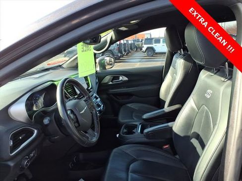Certified 2020 Chrysler Pacifica Touring-L image 10