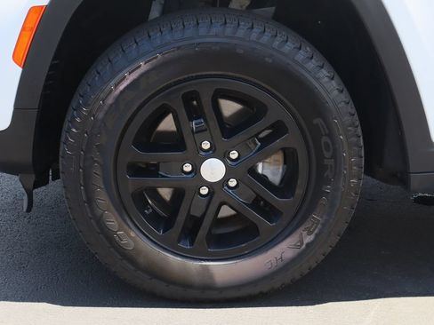 Used 2023 Jeep Grand Cherokee Laredo w/ Luxury Tech Group I RWD image 32