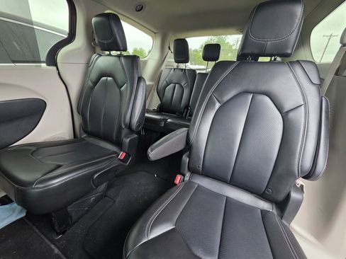 Used 2023 Chrysler Pacifica Touring-L FWD image 12