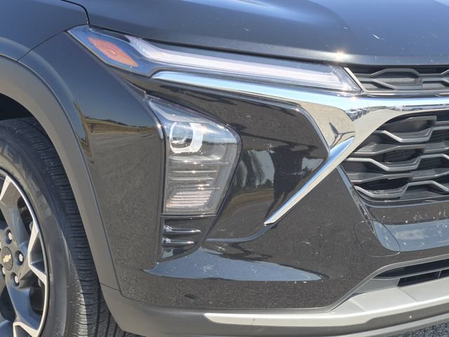 Used 2025 Chevrolet Trax LT FWD image 9