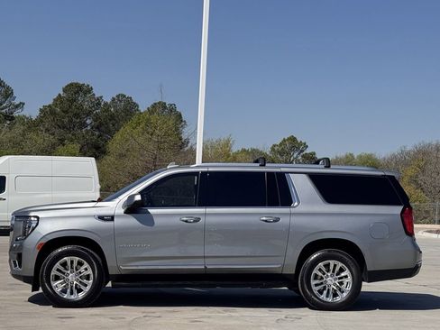 Used 2023 GMC Yukon XL SLT image 3