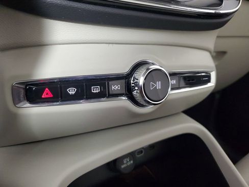 Certified 2025 Volvo XC40 B5 Plus image 32