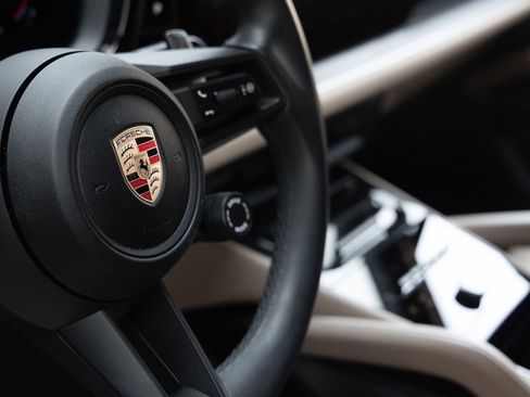 Certified 2025 Porsche Cayenne AWD/4WD image 20