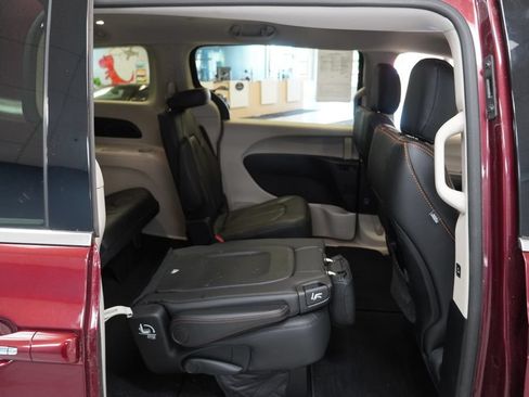 Used 2017 Chrysler Pacifica Touring-L FWD image 21