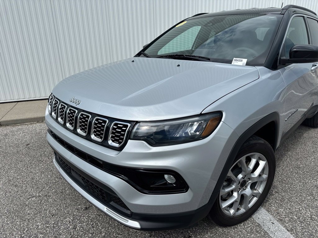 Used 2025 Jeep Compass Limited AWD/4WD image 2