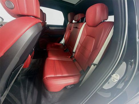 Certified 2022 Porsche Cayenne Platinum Edition image 21
