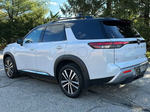 Used 2025 Nissan Pathfinder Platinum image 7