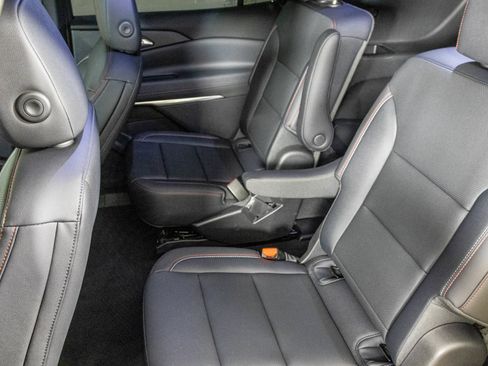 Used 2024 Chevrolet Traverse Z71 AWD/4WD image 35