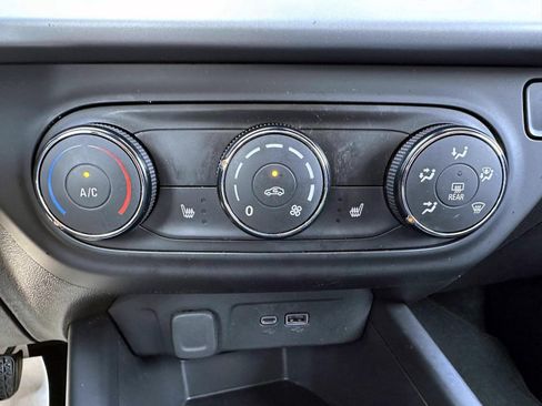 Used 2024 Chevrolet Trax LS w/ LS Convenience Package FWD image 23