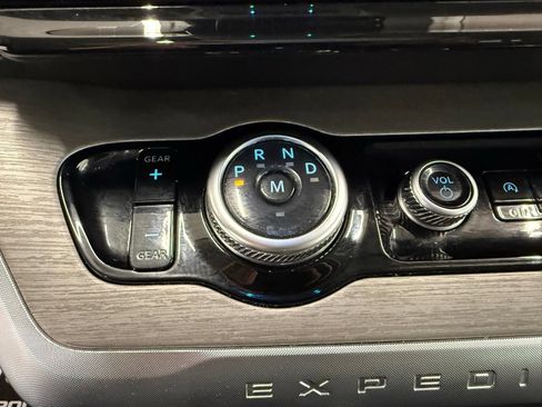 Used 2025 Ford Expedition Platinum AWD/4WD image 15
