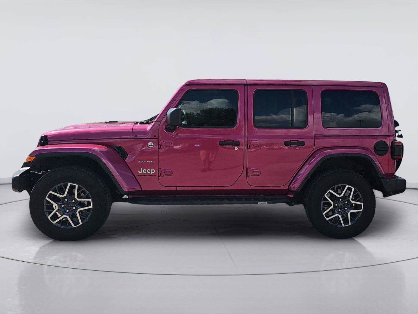 Used 2024 Jeep Wrangler Unlimited Sahara AWD/4WD image 2