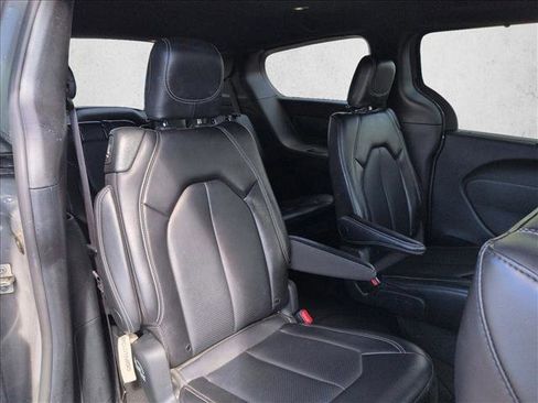 Used 2025 Chrysler Pacifica Select image 14