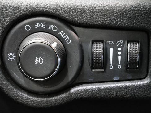 Used 2024 Chrysler Pacifica Limited FWD image 14