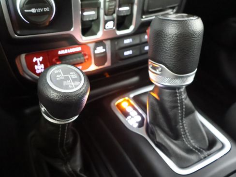 Used 2024 Jeep Wrangler Unlimited AWD/4WD image 39