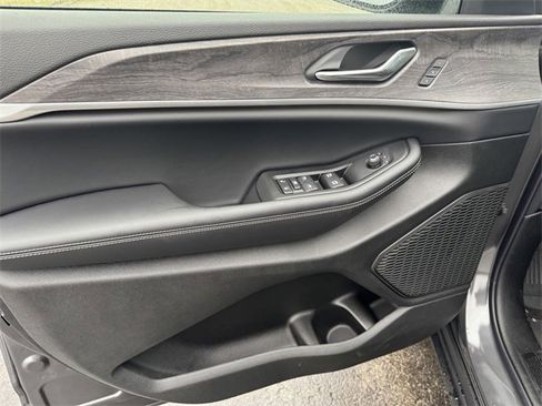 New 2025 Jeep Grand Cherokee Limited image 16