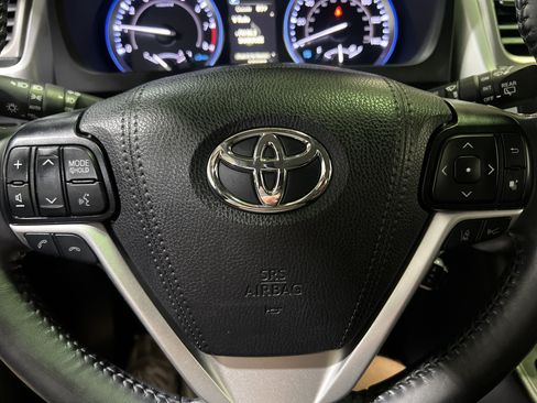 Used 2019 Toyota Highlander SE w/ Nightshade Edition AWD/4WD image 24