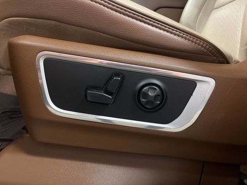 Used 2019 RAM 1500 Laramie AWD/4WD image 16
