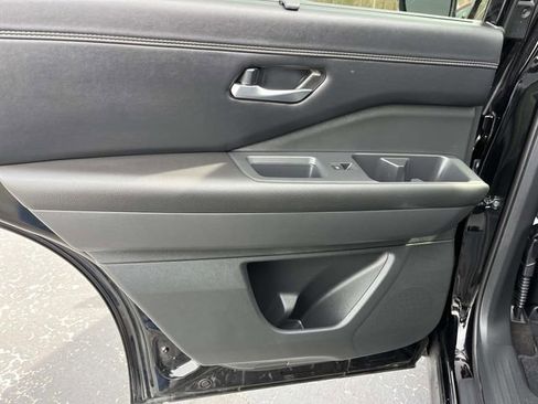 Used 2025 Nissan Pathfinder Platinum FWD image 19