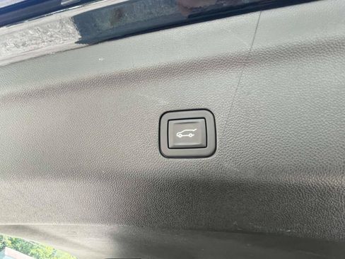 Used 2023 GMC Yukon Denali Ultimate AWD/4WD image 9