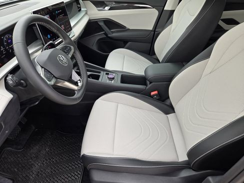 New 2026 Volkswagen Tiguan SE FWD image 12