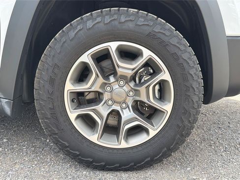 Used 2021 Jeep Cherokee Trailhawk AWD/4WD image 26