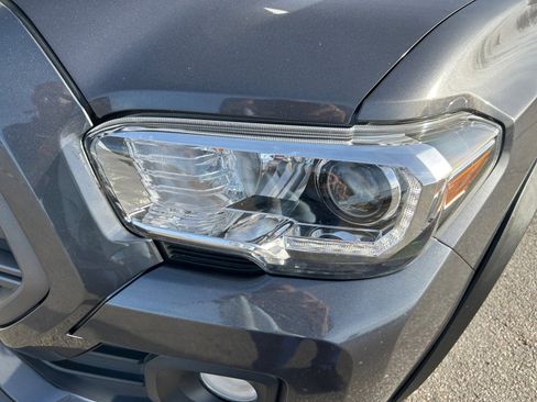 Used 2022 Toyota Tacoma TRD Off-Road w/ Technology Package image 10