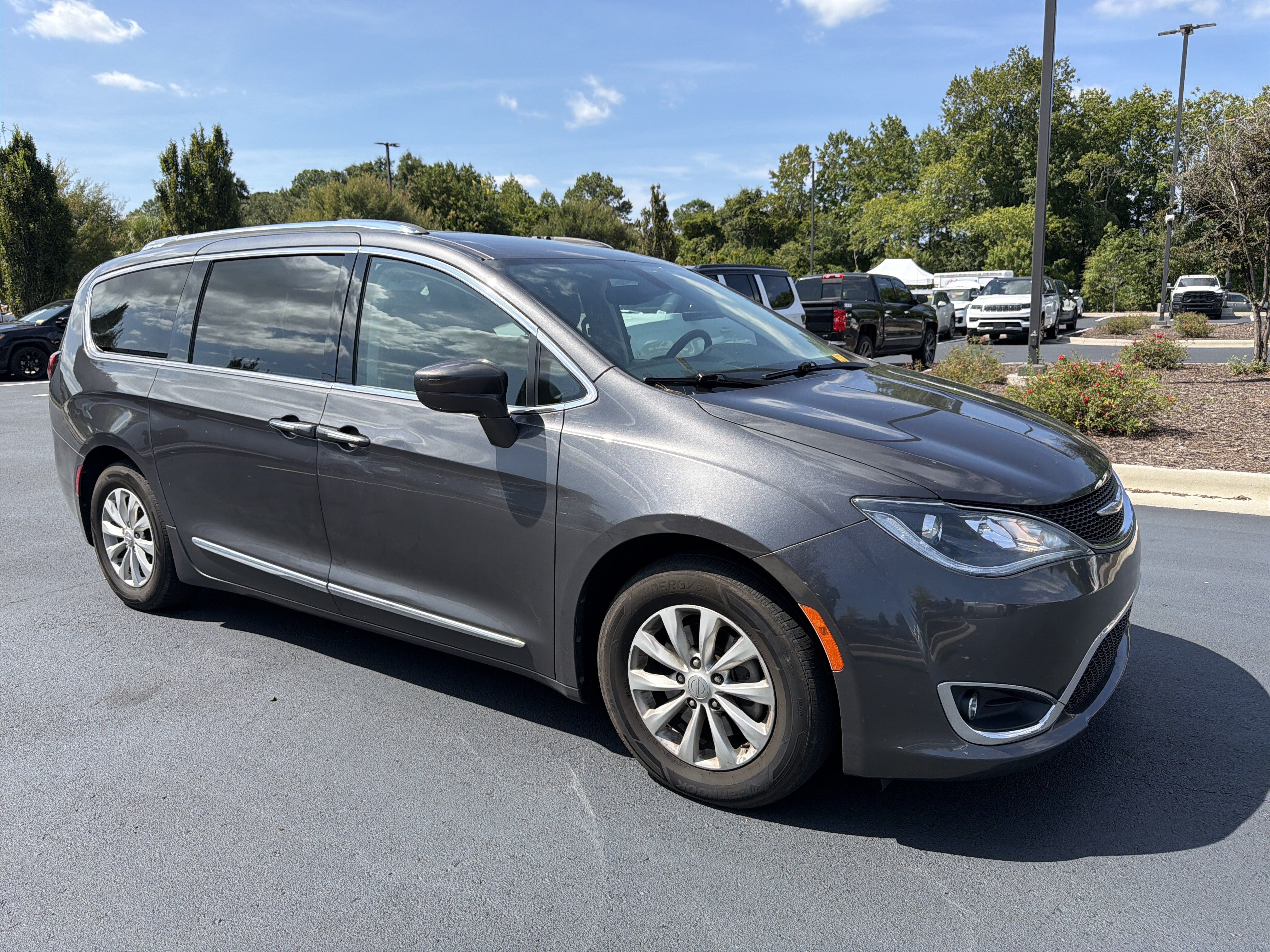 Used 2018 Chrysler Pacifica Touring-L FWD image 2