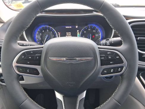 Used 2022 Chrysler Pacifica Limited AWD/4WD image 17