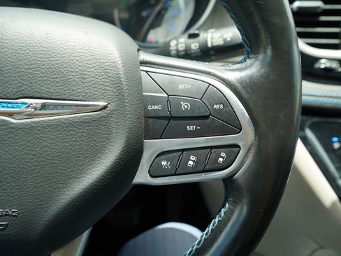 Used 2021 Chrysler Pacifica Touring-L FWD image 12