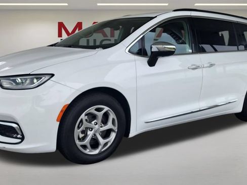 Used 2023 Chrysler Pacifica Limited FWD image 1