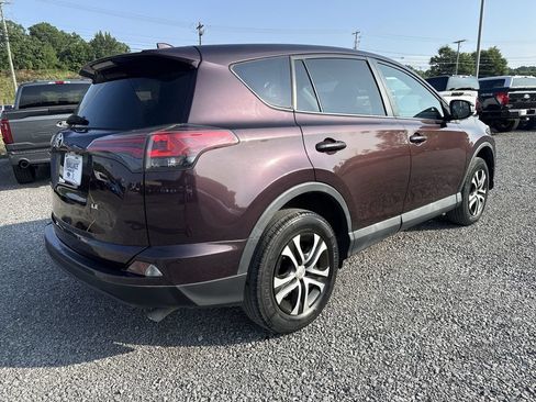 Used 2018 Toyota RAV4 LE FWD image 4