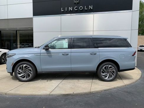 New 2026 Lincoln Navigator L Reserve AWD/4WD image 2