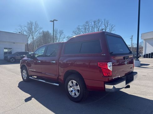 Used 2018 Nissan Titan SV image 3