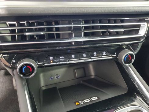 Used 2026 Chevrolet Traverse LT w/ Midnight/Sport Edition FWD image 18