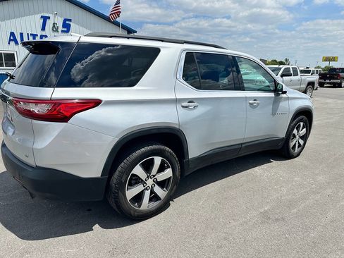 Used 2020 Chevrolet Traverse LT w/ LT Premium Package FWD image 3