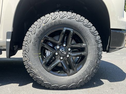 New 2026 Chevrolet Silverado 1500 Custom Trail Boss w/ LPO, Dark Essentials Package AWD/4WD image 39