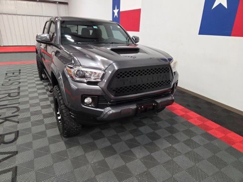 Used 2016 Toyota Tacoma TRD Sport image 16