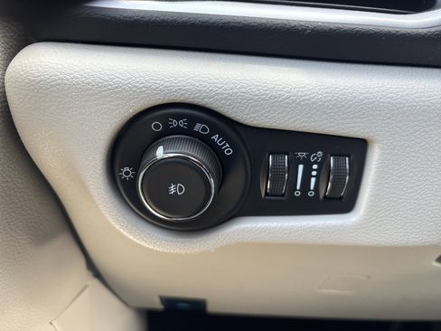 Used 2024 Chrysler Pacifica Touring-L image 30