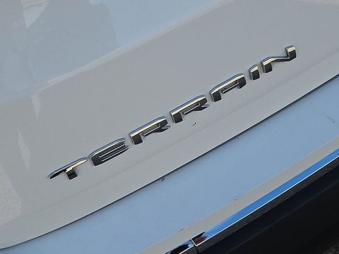 Used 2024 GMC Terrain SLT image 12