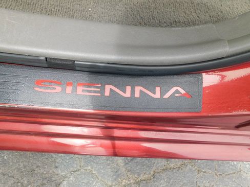 Used 2011 Toyota Sienna LE FWD image 22