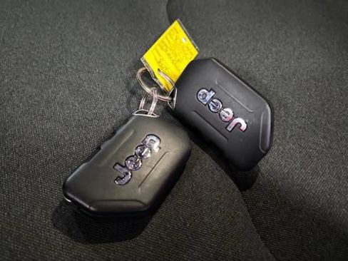 Used 2025 Jeep Wrangler Unlimited Sahara AWD/4WD image 14