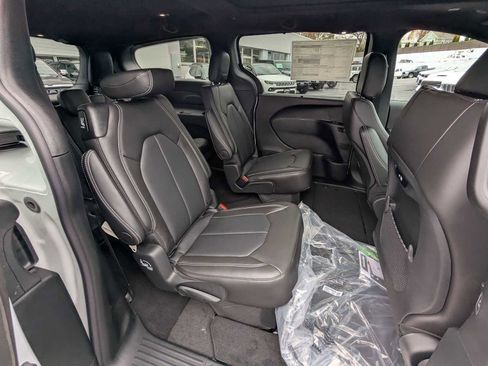 New 2026 Chrysler Pacifica Select image 22