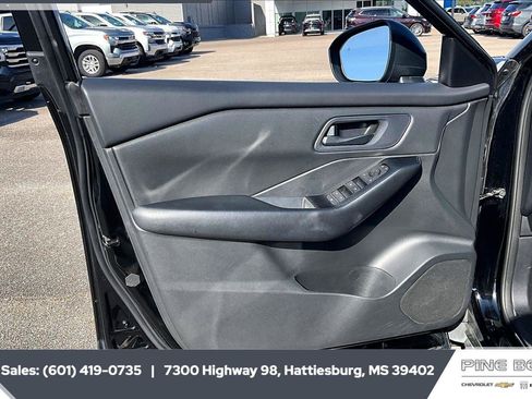 Used 2024 Nissan Rogue S AWD/4WD image 17