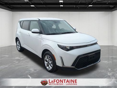 Used 2025 Kia Soul LX w/ LX Technology Package FWD image 2