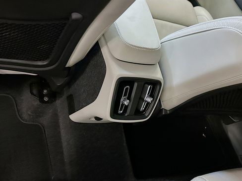 Used 2024 Volvo XC40 B5 Plus image 29