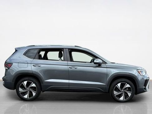 Used 2025 Volkswagen Taos SE AWD/4WD image 2