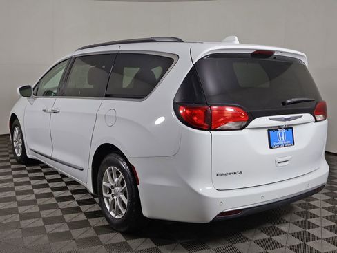 Used 2020 Chrysler Pacifica Touring-L FWD image 7